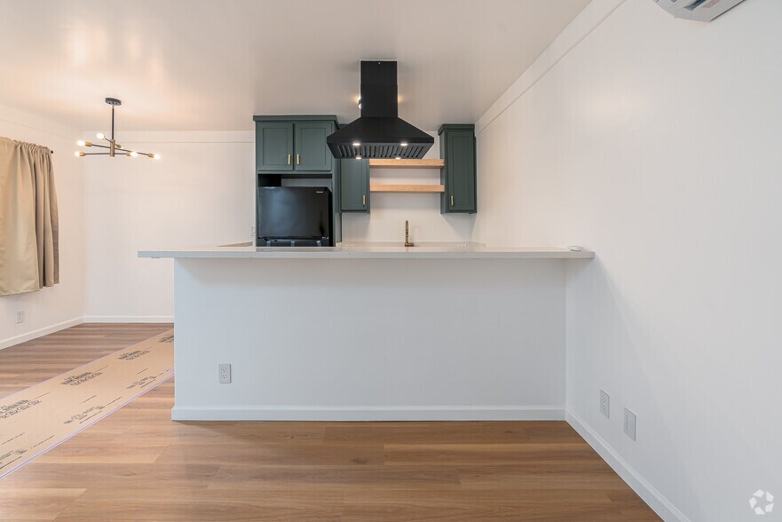 1BR, 1BA - 635SF - Kitchen - 5819 Carlton Way