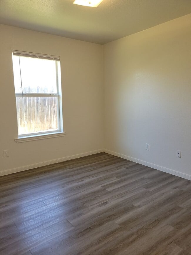 Building Photo - 404 Dale Ave