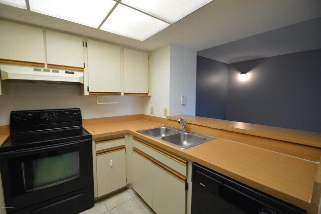 Building Photo - 915 Sonesta Ave NE