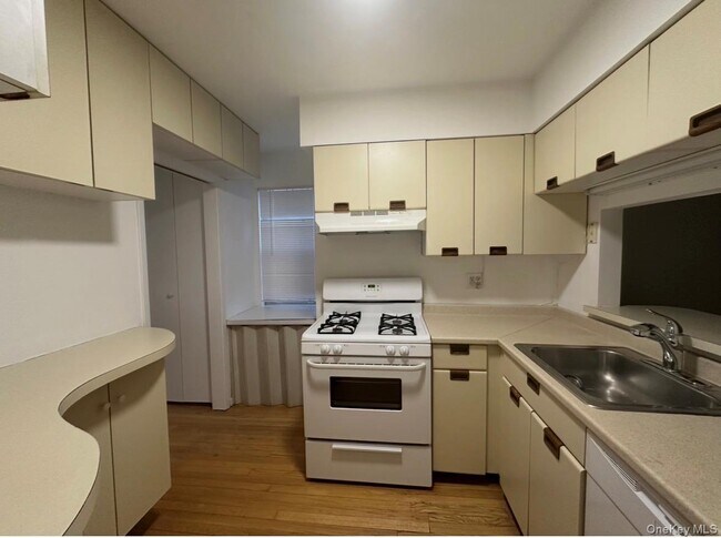 Building Photo - 205-32 Brian Crescent