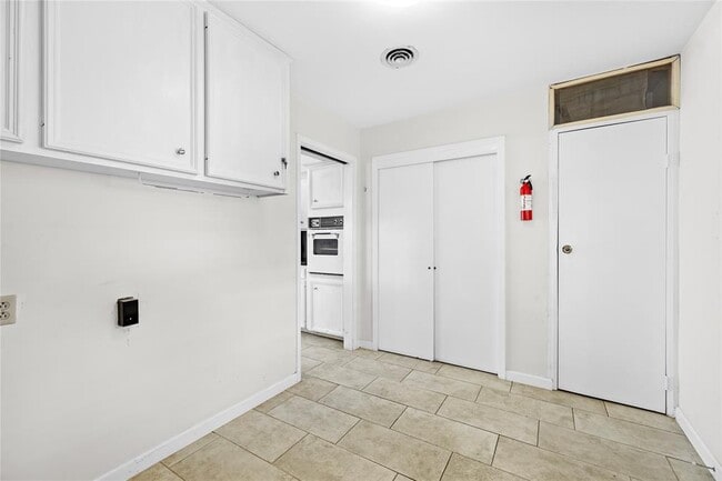 Building Photo - 4135 Levonshire Dr