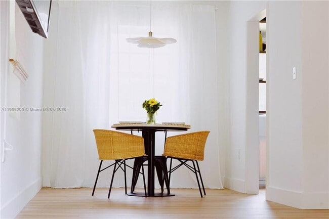 Building Photo - 1075 NE 120th St