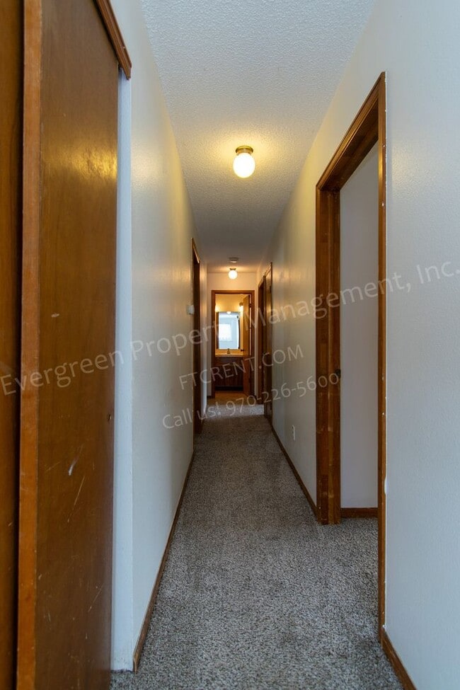 Building Photo - 704 Ponderosa Dr