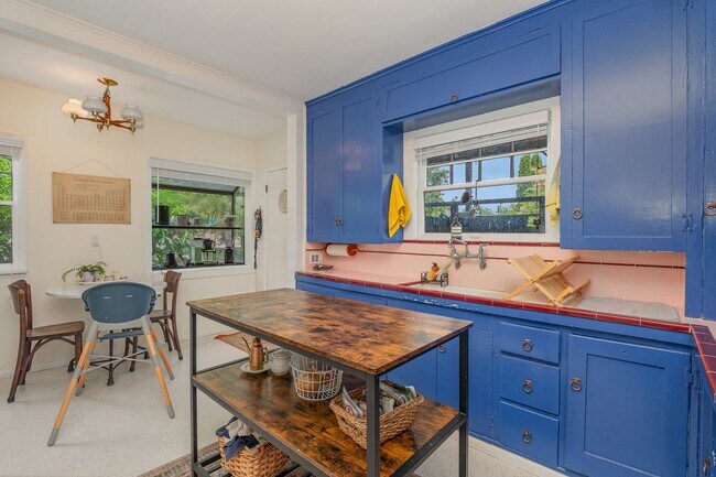 Building Photo - Charming 2 Bed, 1 Bath Home with Bonus Off...