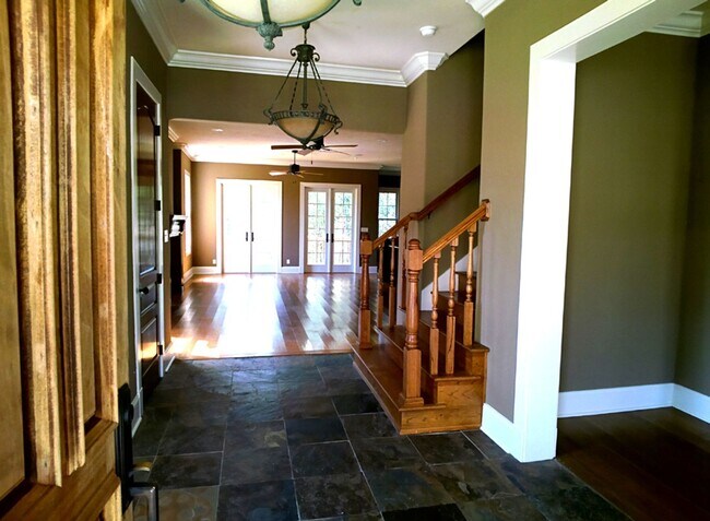 Building Photo - 4 Bedroom Luxury Townhome - Great Location