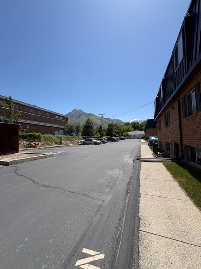 Building Photo - 2 Bedroom Apartment in Holladay!
