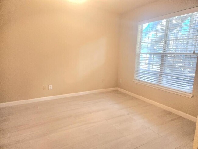 Building Photo - 7685 Northcross Dr