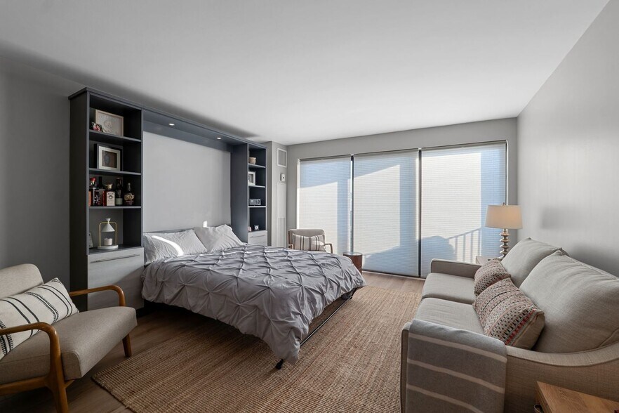 Building Photo - 2020 N Lincoln Park W