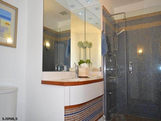 Building Photo - 110 S Richards Ave