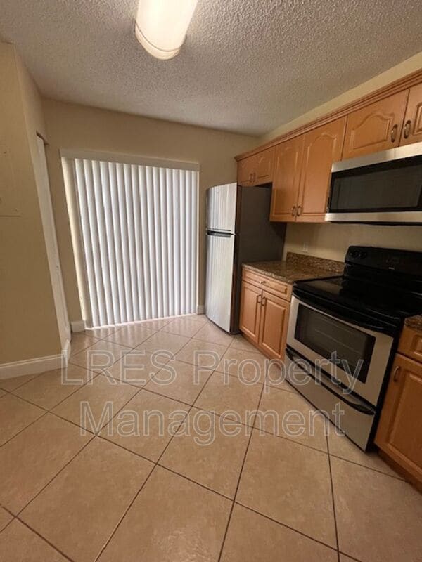 Building Photo - 3651 N Goldenrod Rd