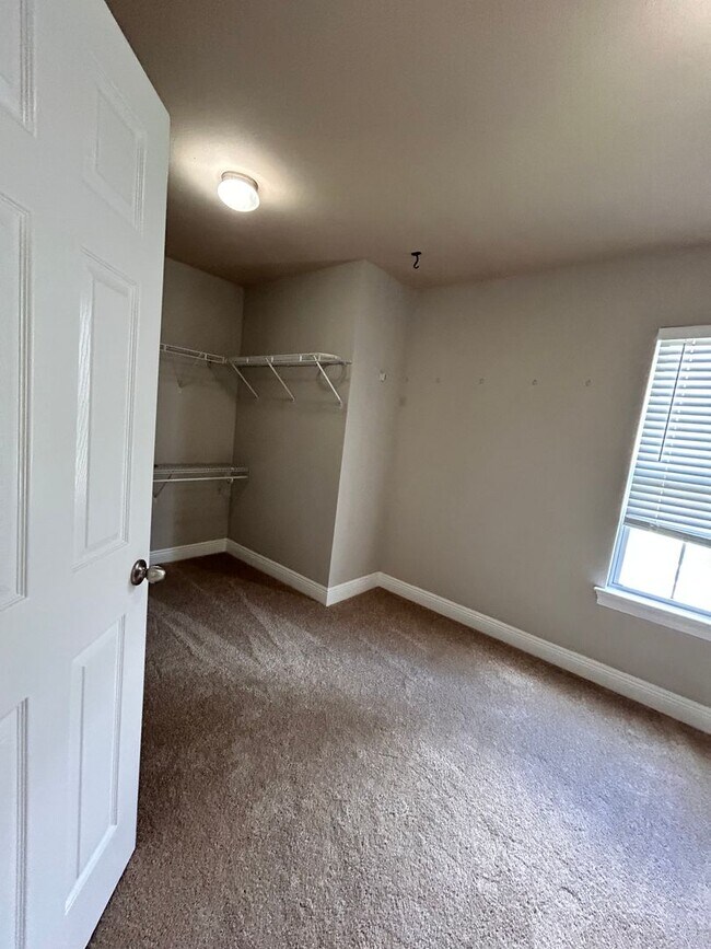 Building Photo - 5206 Lone Pine Ln