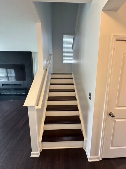 Building Photo - 1842 Swan Dr