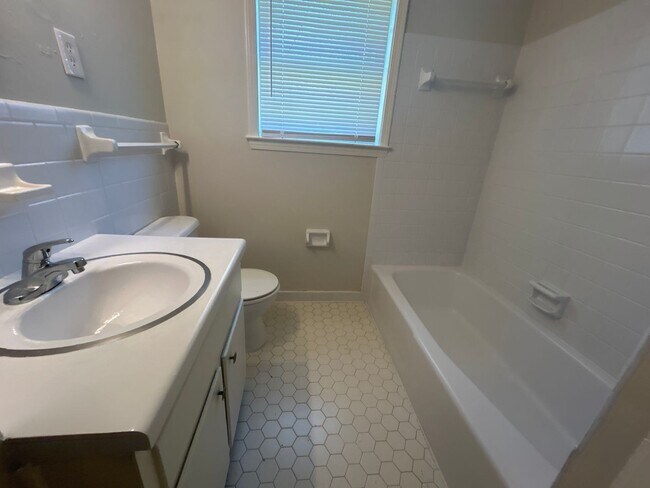 Building Photo - 3450 Glenshaw Dr