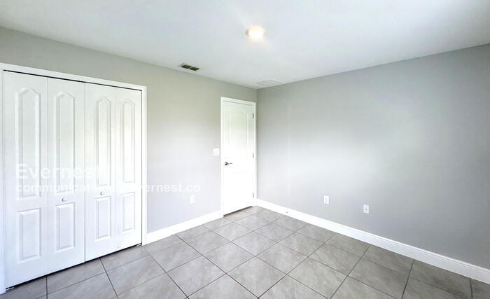 Building Photo - 518 Bristol Cir