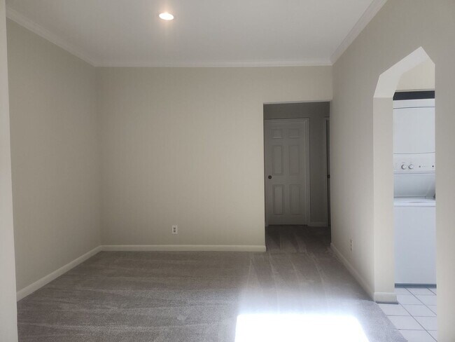 Building Photo - Spacious Condo Close to King St Metro/Old ...