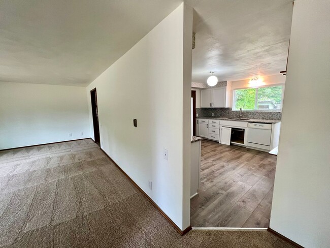 Building Photo - Updated 3BD Rambler w/ Exterior Amenities