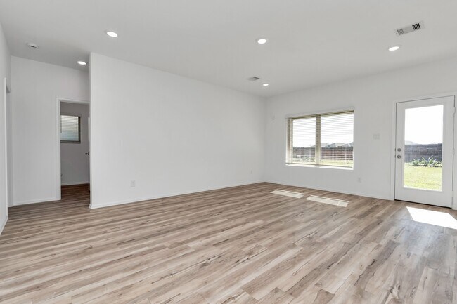 Building Photo - 2932 Cordova Hl Dr