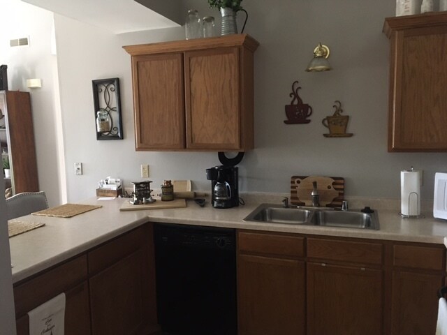 Kitchen - 135 W Oak Leaf Dr
