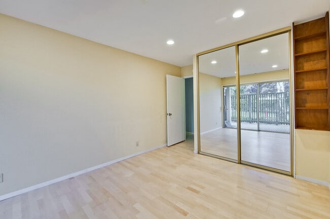 Building Photo - 280 Easy St