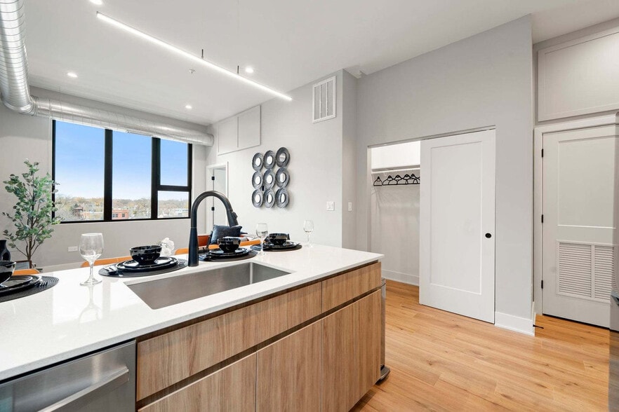 Building Photo - 6044 N Winthrop Ave