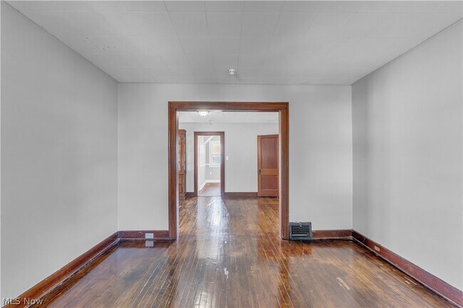 Building Photo - 4453 W 48th St