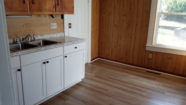 Building Photo - 5 Bedroom 1 Bath Available to Rent for $95...