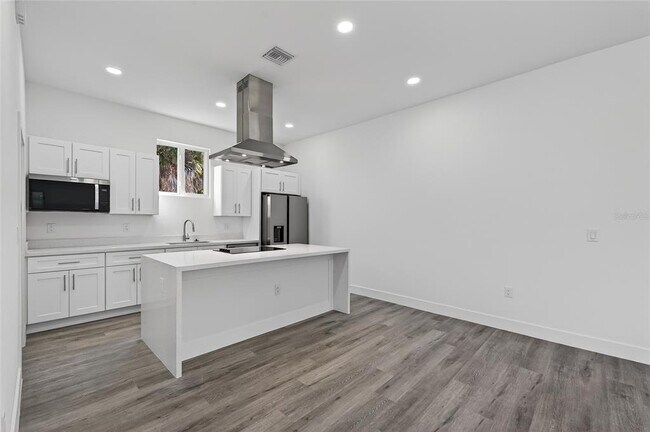 Building Photo - 511 Sweetwater Dr