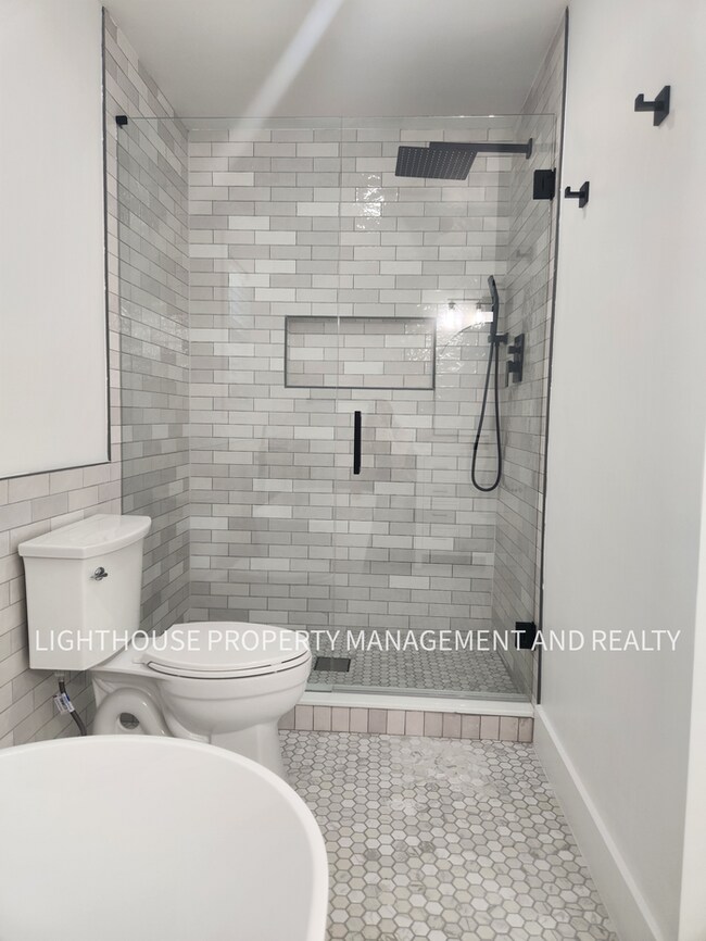 Building Photo - Beautifully Updated 3/2 One Mile from Beach!