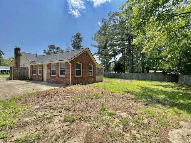 Building Photo - 717 Rockwood Dr