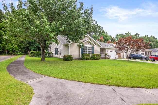 Building Photo - Spacious 4-Bedroom Home in a Prime Locatio...