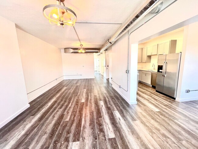 Building Photo - Beaver - Luxury 2 Bedroom, 1 Bathroom, located in downtown shopping district.