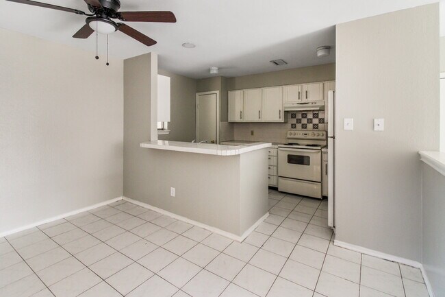 Building Photo - "Charming 2-Bed, 2-Bath Retreat in McAllen's Heart – 1,212 Sq Ft of Comfort!"