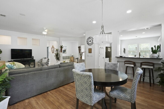 Building Photo - 211 Hampton Cir