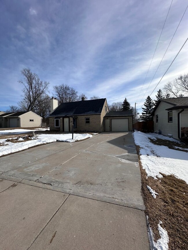 Building Photo - UPDATED 3 BR/1 BATH WITH EXTRA GARAGE SPACE