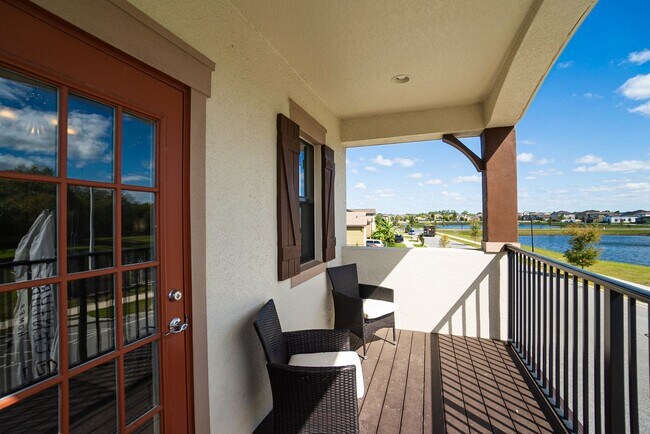 Building Photo - 3/2.5 Beautiful Model Townhome with Screened Courtyard & 2 Car Garage