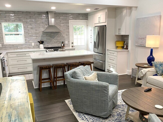Building Photo - A Stones Throw to the Historic District