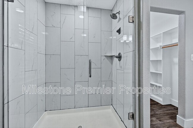 Building Photo - 701 S Binkley St