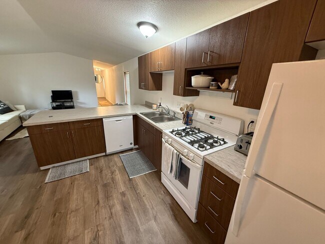Building Photo - 3 Bedroom 1 Bath Fully Updated Home in Cli...