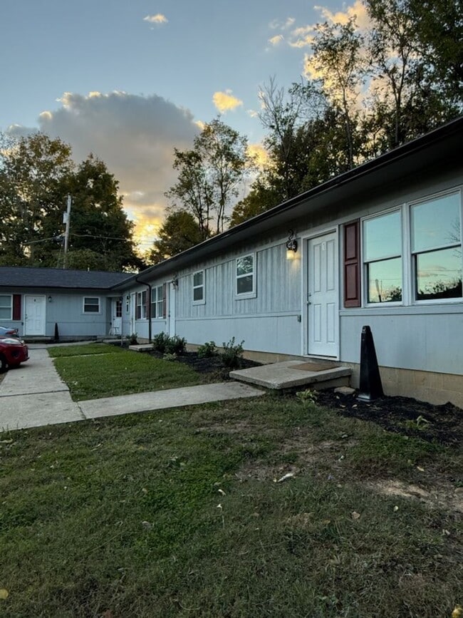 Building Photo - Maynardville 37807 - 2 bedroom, 1 bath apartment water included - Contact Lisa Vineyard and Shann...