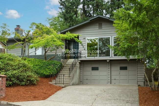 Building Photo - Spacious Elegance: A Four-Bedroom Retreat in the Heart of Palisades!