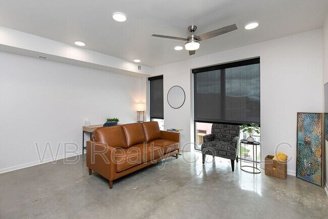 Building Photo - 315 5th St