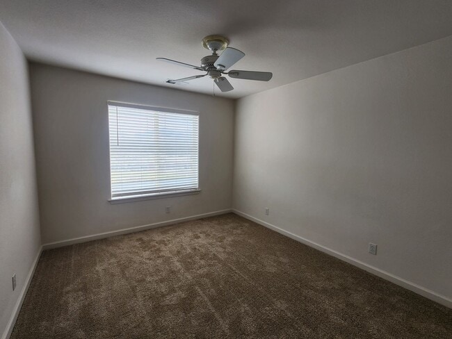 Building Photo - Large home on a golf course