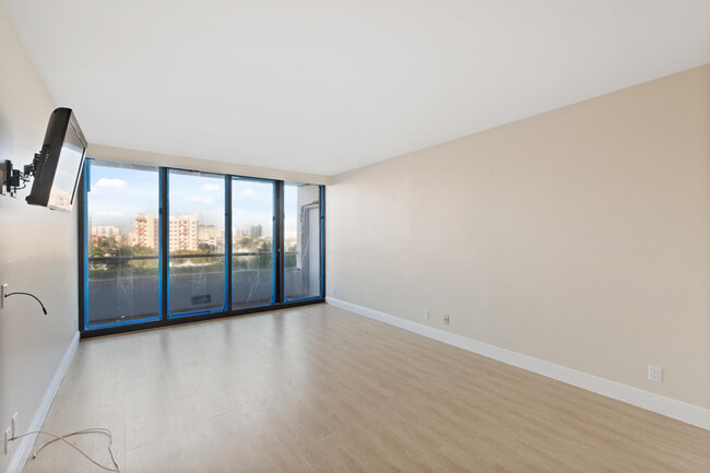 Building Photo - 525 S Flagler Dr
