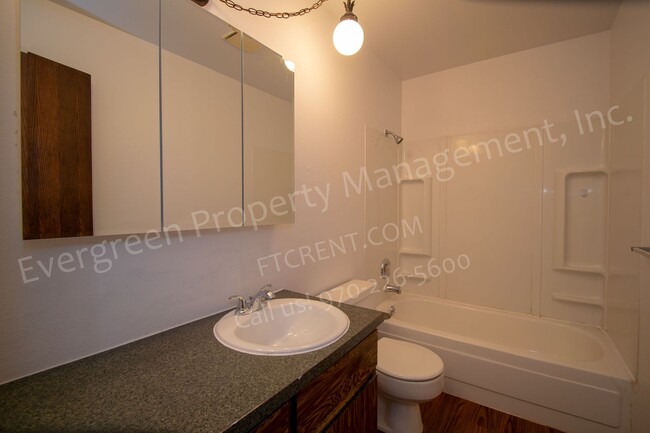 Building Photo - 3 Bedroom, 2 Bath Home in Fort Collins!