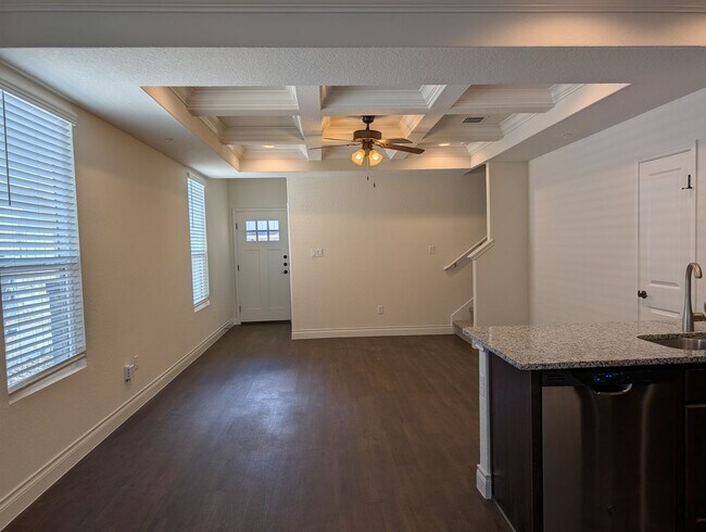 Building Photo - 1 MONTH FREE RENT / Close to HWY for Commu...