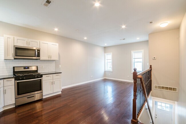 Building Photo - 723 S 56th St