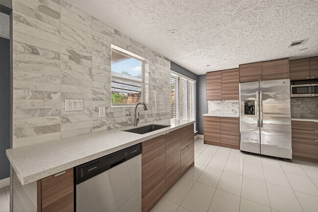 Building Photo - 2130 Round Lake Dr