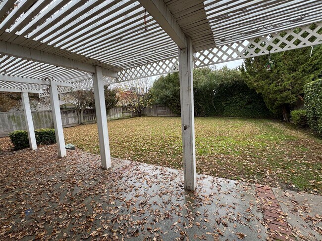 Building Photo - Large Three Bed, Two Bath Home in Stonewood Estates