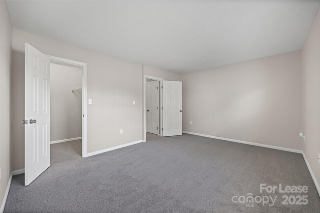 Building Photo - 704 Heritage Pkwy