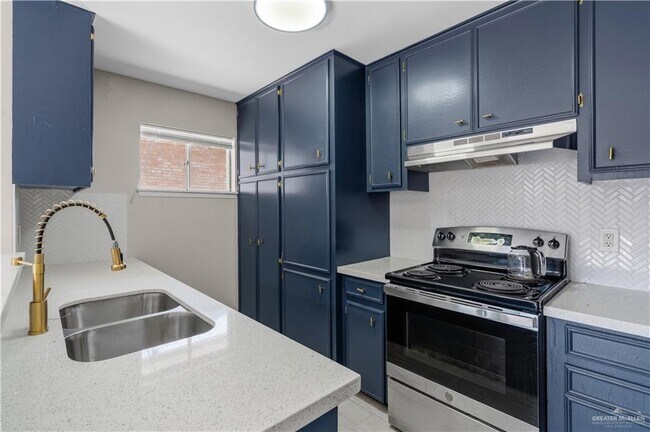 Building Photo - 12 Wisteria Ave